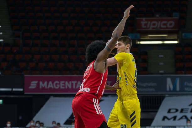 着巨大的反 着巨大的反